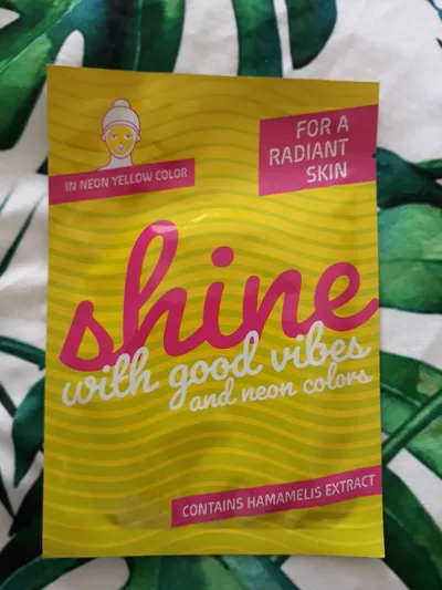 Action Shine with Good Vibes and Neon Colors for a Radiant Skin (Maseczka neonowa na twarz z oczarem wirginijskim dla rozświetlenia skóry)