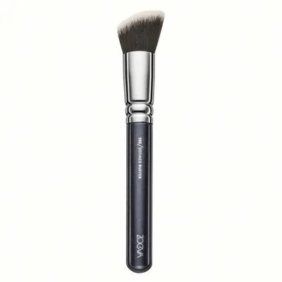 Zoeva 103 Defined Buffer Brush (Skośny pędzel do podkładu i pudru)