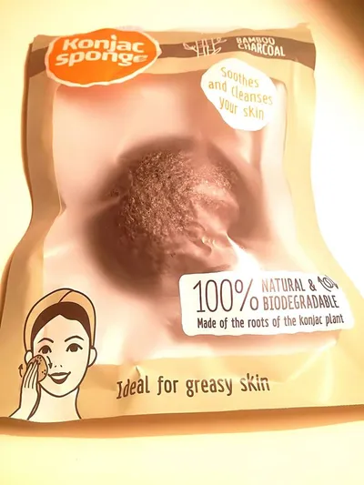 Mascot Europe BV Konjac Sponge Bamboo Charcoal (Gąbka Konjac z bambusem i węglem  do cery tłustej)