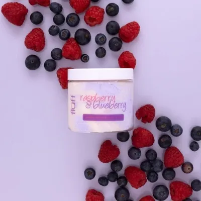 Fluff Raspberry & Blueberry Body Scrub (Peeling do ciała o zapachu maliny i jagody)