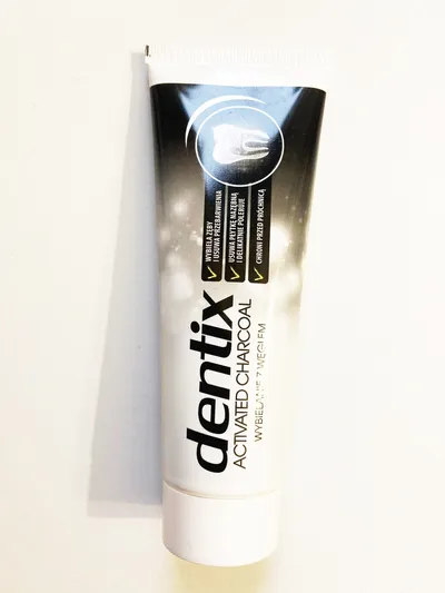 Dentix Actived Charcoal Toothpaste (Wybielająca pasta do zębów)