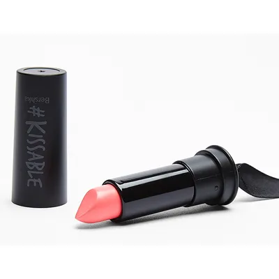 Bershka #Kissable, Intense Creamy Lipstick (Kremowa pomadka do ust o intensywnym kolorze)