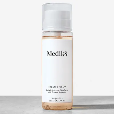 Medik8 Press & Glow Daily Exfoliating PHA Tonic with Enzyme Activator (Tonik z kwasem PHA i aktywatorem enzymów złuszczających)
