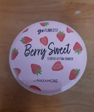Max & More Berry Sweet Go Flawless! Scented Setting Powder (Matujący puder sypkie o zapachu truskawkowym)