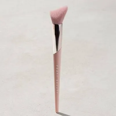 Fenty Beauty by Rihanna Cheek-Hugging Highlight Brush (Pędzel do rozświetlacza)