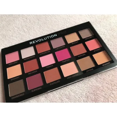 Revolution Pro Regeneration Palette Entranced (Paleta 18 cieni do powiek)