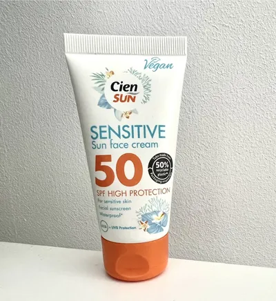Cien Sun, Sensitive Sun Face Cream SPF 50 (Krem do opalania do twarzy SPF 50 Sensitive do skóry wrażliwej)