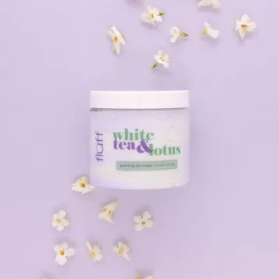 Fluff White Tea & Lotus Body Scrub (Peeling do ciała o zapachu białej herbaty i lotosu)