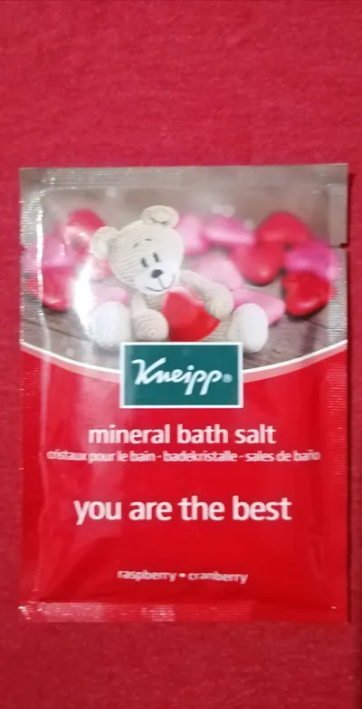 Kneipp You are the Best Mineral Bath Salt  Raspberry & Cranberry (Kryształki do kąpieli `Malina  & żurawina`)