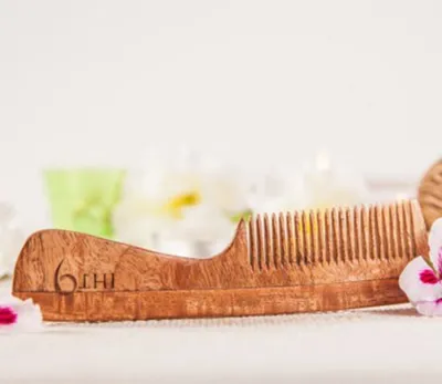 Lass Naturals Neem Wood Comb (Grzebień z drzewa neem z rączką)