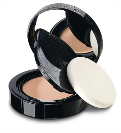 Chanel Vitalumiere Aqua, Teint Compact Creme Frais Hydrant [Fresh and Hydrating Cream Compact Makeup SPF15/PA+++] (Podkład w kompakcie)