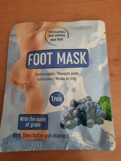 Action Foot Mask with the Scent of Grape (Maska do stóp o zapachu winogron)