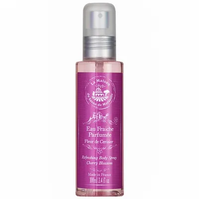 La Maison du Savon Eau Fraiche Parfumee Refreshing Body Spray Cherry Blossom (Delikatna nawilżająca mgiełka do ciała o zapachu kwiatów wiśni)