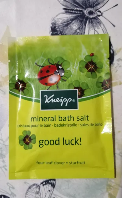 Kneipp Good Luck! Mineral Bath Salt Four-Leaf & Starfruit (Kryształki do kąpieli `Czterolistna koniczyna i karambola`)