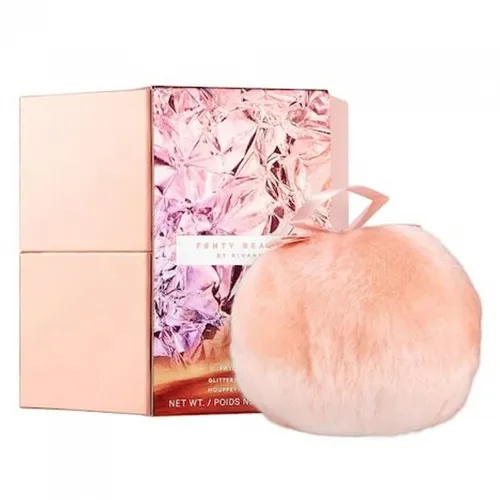 Fenty Beauty by Rihanna Fairy Bomb, Glittering Pom Pom (Rozświetlający puder do ciała w puszku)