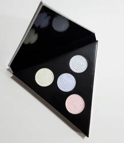 W7 Prismatic, 3D Highlighting Palette For Eye & Face (Paleta rozświetlaczy do twarzy i ciała) - 2