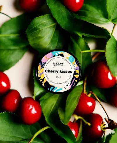 Boska Pszczoła Cherry Kisses, Roślinny balsam do ust z kwiatami koniczyny