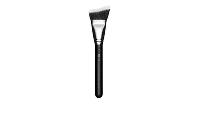 M.A.C. Duo Fibre Curved Sculpting  164 Brush (Pędzel do konturowania)