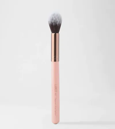 Luxie 522 Tapered Highlighting Brush Rose Gold (Pędzel do rozświetlacza)