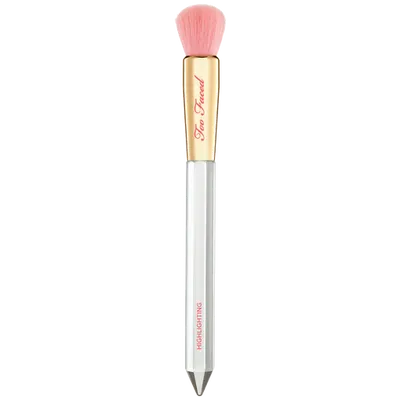Too Faced Diamond Light, Highlighter Brush (Pędzelek do rozświetlacza)